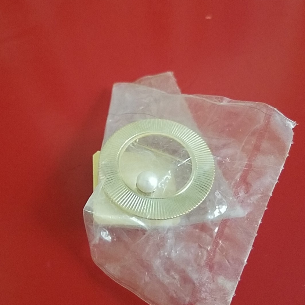 Gold pin with pearl